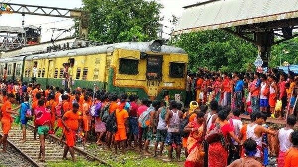 Tarakeswar Record Train Ticket Sale: শ্রাবণে তারকেশ্বরে ভক্তের ঢল! এক দিনেই এই স্টেশনে ট্রেনের টিকিট বিক্রি ১৫ লাখের