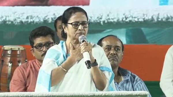 Mamata Banerjee: এক পয়সাও নিই না, তবু আমরা চোর? নিজের কেন্দ্রে বিজয়া সম্মিলনীতে প্রশ্ন মমতার