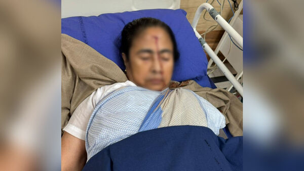 Mamata Banerjee injured: পড়ে গিয়ে কপাল ফেটে গেল মমতা বন্দ্যোপাধ্যায়ের